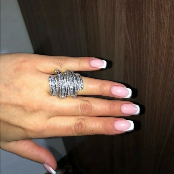 New Luxury Simulated Diamonds Platinum Plated Ring - Picture 4 of 5